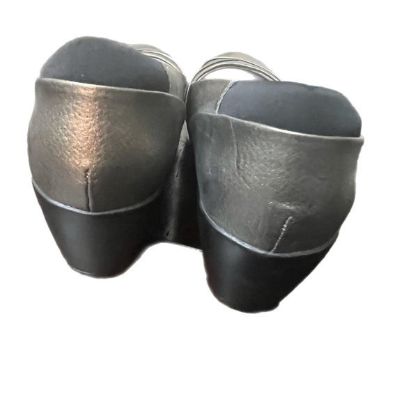 BRAND NEW CLARKS LEATHER SIZE 11 METALLIC - Picture 2 of 7